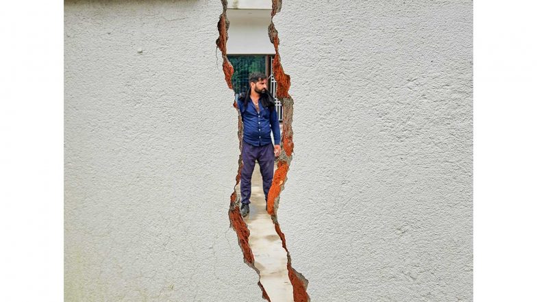 India News | Tamil Nadu: 17-year-old Schoolgirl Dies as House Wall Collapses Amid Heavy Rain in Virudhunagar; Mother Injured