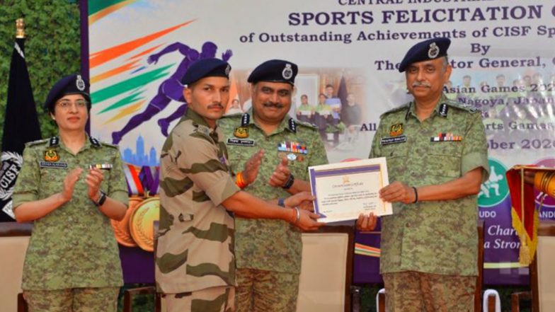India News | CISF Trooper Awarded for Apprehending NRI from Kuala Lumpur Attempting to Flee During Security Screening
