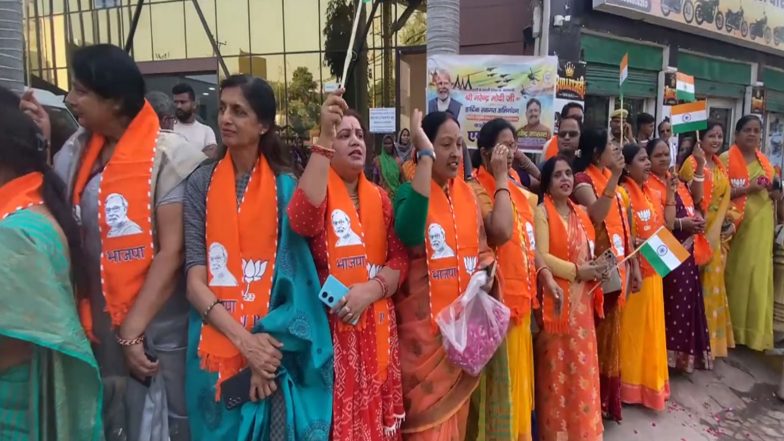 India News | Women Welcome PM Modi in Varanasi with BJP Flags, Tricolour, Flower Petals