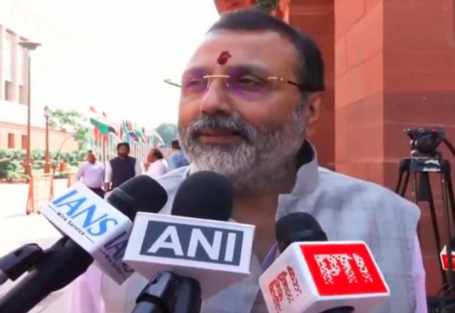 India News | BJP MP Nishikant Dubey Slams Congress Top Brass, Recalls How Vajpayee and Advani Defended Indira Gandhi
