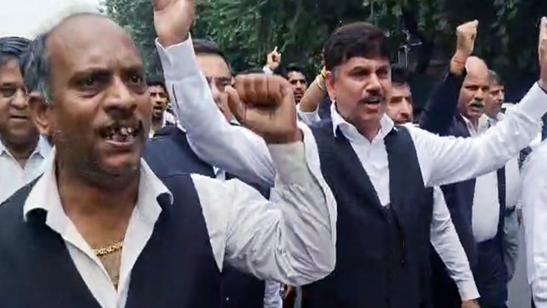 India News | Delhi: Lawyers' Body Gives Call for Strike in Protest over Registration of FIR Against Advocates