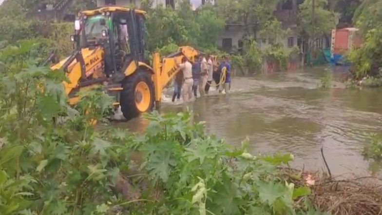 India News | Cyclone Arnab: Rural Police Rescues 5 Trapped in a House in Vizianagaram
