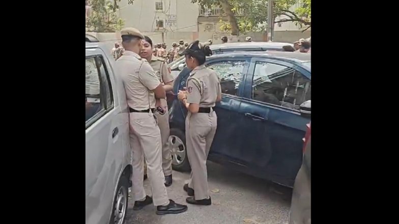 CJP Legal Head Ratna Singh Detained Inside Car Surrounded by 35 Cops and DCP Ahead of Jantar Mantar Protest (Video)
